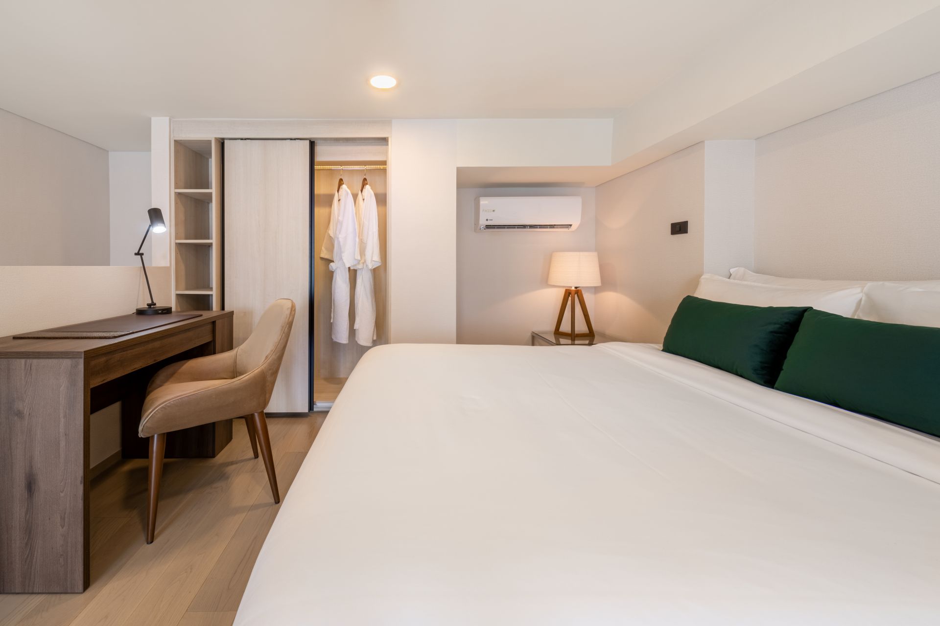 Wyndham 42_One Bedroom Duplex suite King_02